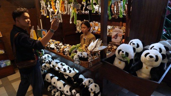 Tim Gass Mudik 2024 Tribun Jabar berbelanja souvenir yang ada di Rimba Food Court Taman Safari Indonesia (TSI) Cisarua, Kabupaten Bogor, Jawa Barat, Jumat (5/4/2024).