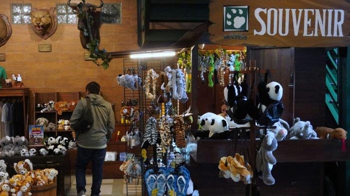 Tim Gass Mudik 2024 Tribun Jabar berbelanja souvenir yang ada di Rimba Food Court Taman Safari Indonesia (TSI) Cisarua, Kabupaten Bogor, Jawa Barat, Jumat (5/4/2024).