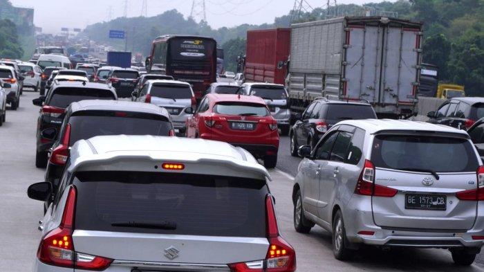 Kendaraan pemudik berjalan merayap di Jalan Tol Layang Mohamed Bin Zayed (MBZ) ujung menuju Tol Jakarta-Cikampek (Japek), Kabupaten Karawang, Jawa Barat, Sabtu (6/4/2024).