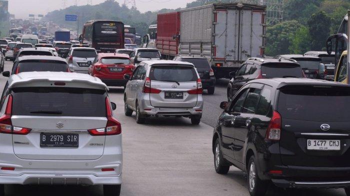 Kendaraan pemudik berjalan merayap di Jalan Tol Layang Mohamed Bin Zayed (MBZ) ujung menuju Tol Jakarta-Cikampek (Japek), Kabupaten Karawang, Jawa Barat, Sabtu (6/4/2024).