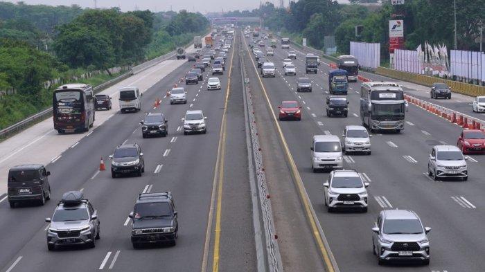 Kendaraan pemudik tampak ramai lancar dengan penerapan rekayasa lalu lintas contraflow di Km 57 Tol Jakarta-Cikampek (Japek), Kabupaten Karawang, Jawa Barat, Sabtu (6/4/2024).