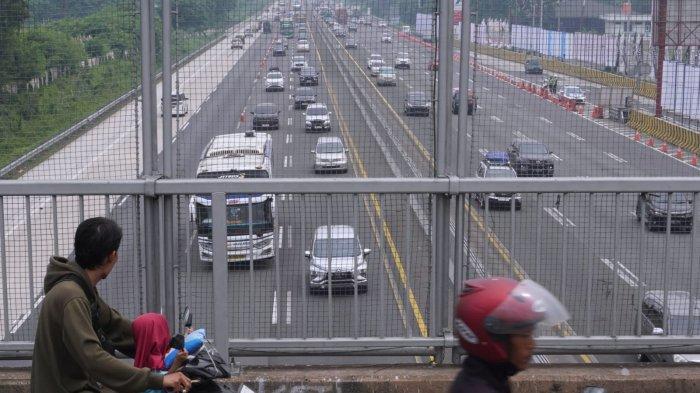 Kendaraan pemudik tampak ramai lancar dengan penerapan rekayasa lalu lintas contraflow di Km 57 Tol Jakarta-Cikampek (Japek), Kabupaten Karawang, Jawa Barat, Sabtu (6/4/2024).