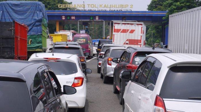 Kendaraan pemudik terjebak kemacetan saat akan memasuki Gerbang Tol Kalihurip 2 di Kabupaten Purwakarta, Jawa Barat, Sabtu (6/4/2024).