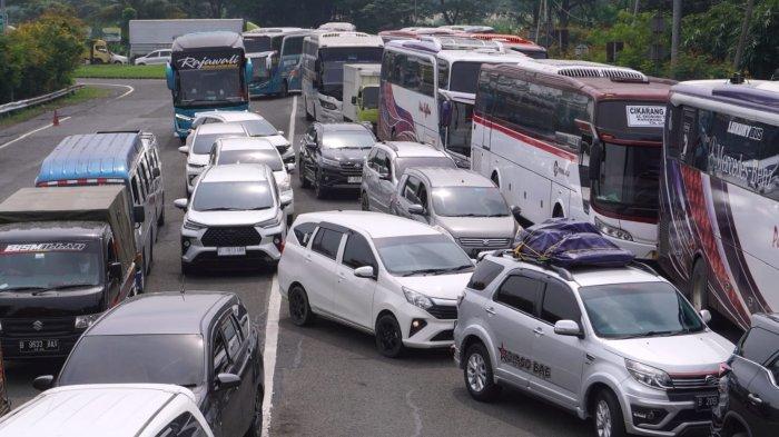 Kendaraan pemudik terjebak kemacetan saat akan memasuki Gerbang Tol Kalihurip 2 di Kabupaten Purwakarta, Jawa Barat, Sabtu (6/4/2024).