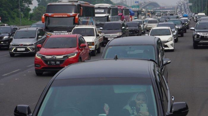 Kendaraan pemudik berjalan merayap di Jalan Tol Layang Mohamed Bin Zayed (MBZ) ujung menuju Tol Jakarta-Cikampek (Japek), Kabupaten Karawang, Jawa Barat, Sabtu (6/4/2024).