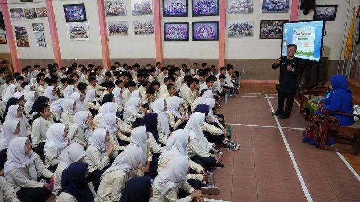 Kepala Sekolah SMP Negeri 7 Bandung, Lukman Surya Saputra menyampaikan sambutan di hadapan para siswa dan siswi dalam acara Seminar Motivasi dan Istighosah Kelas IX dengan tema 