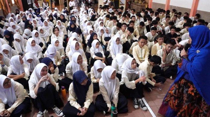 Motivator Evie Dewi Susantiany menyampaikan seminar motivasi kepada para siswa dan siswi dalam acara Seminar Motivasi dan Istighosah Kelas IX dengan tema 