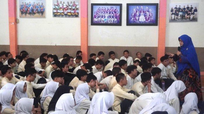 Motivator Evie Dewi Susantiany menyampaikan seminar motivasi kepada para siswa dan siswi dalam acara Seminar Motivasi dan Istighosah Kelas IX dengan tema 