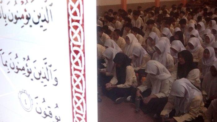 Para siswa dan siswi mengikuti doa bersama dalam acara Seminar Motivasi dan Istighosah Kelas IX dengan tema 