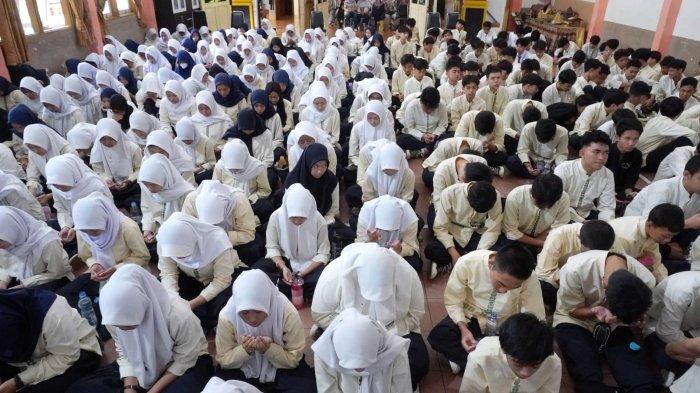Para siswa dan siswi mengikuti doa bersama dalam acara Seminar Motivasi dan Istighosah Kelas IX dengan tema 