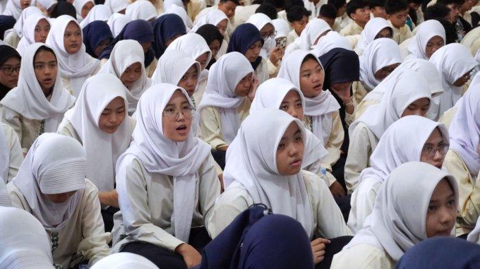 Para siswa dan siswi mengikuti doa bersama dalam acara Seminar Motivasi dan Istighosah Kelas IX dengan tema 