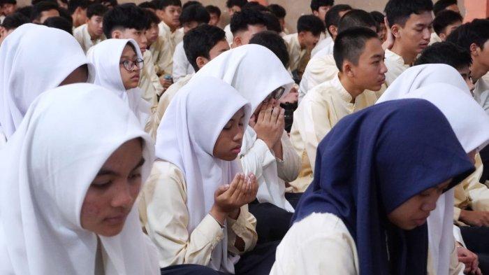Para siswa dan siswi kelas IX mengikuti doa bersama dalam acara Seminar Motivasi dan Istighosah Kelas IX dengan tema 