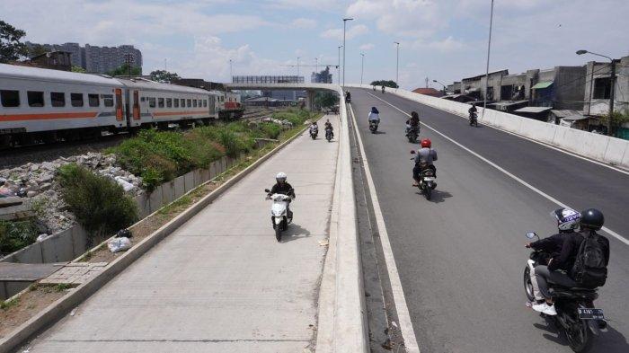 Kendaraan bermotor melintas di Flyover Ciroyom, Kota Bandung, Jawa Barat, Jumat (19/4/2024).