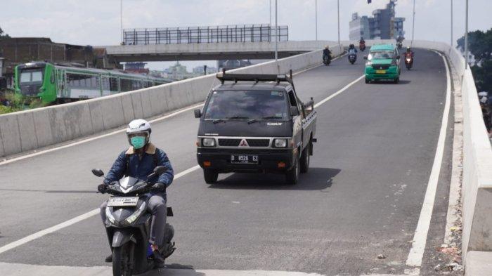 Kendaraan bermotor melintas di Flyover Ciroyom, Kota Bandung, Jawa Barat, Jumat (19/4/2024).