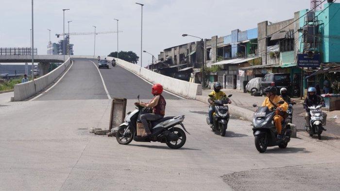 Kendaraan bermotor dari ruas jalan Pasar Ciroyom Baru dan dari Flyover Ciroyom saling berpapasan keluar masuk karena tidak ada rambu-rambu lalu lintas, Kota Bandung, Jawa Barat, Jumat (19/4/2024).