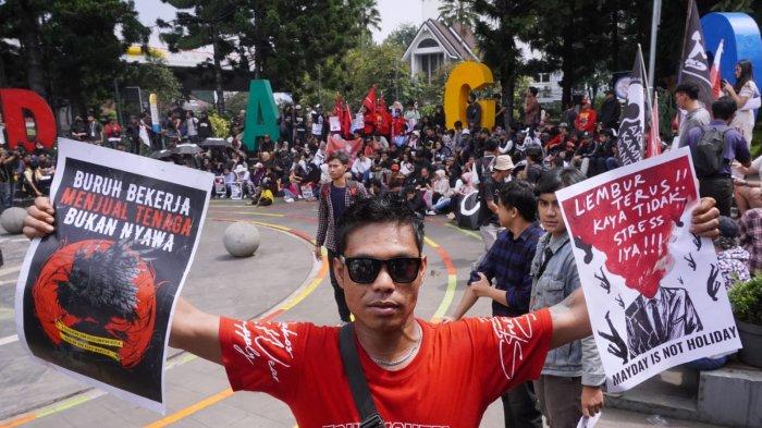 Aliansi Buruh Bandung Raya menggelar aksi unjuk rasa memperingati Hari Buruh Internasional (May Day) di Taman Cikapayang, Kota Bandung, Jawa Barat, Rabu (1/5/2024).