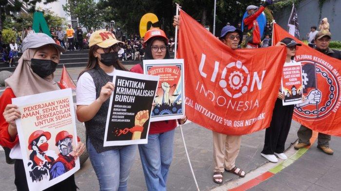 Aliansi Buruh Bandung Raya menggelar aksi unjuk rasa memperingati Hari Buruh Internasional (May Day) di Taman Cikapayang, Kota Bandung, Jawa Barat, Rabu (1/5/2024).