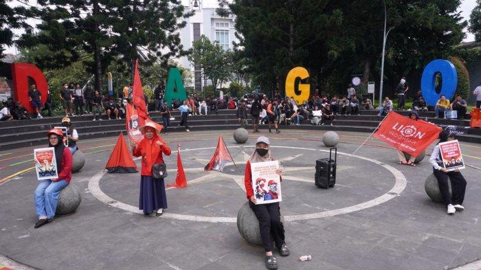 Aliansi Buruh Bandung Raya menggelar aksi unjuk rasa memperingati Hari Buruh Internasional (May Day) di Taman Cikapayang, Kota Bandung, Jawa Barat, Rabu (1/5/2024).