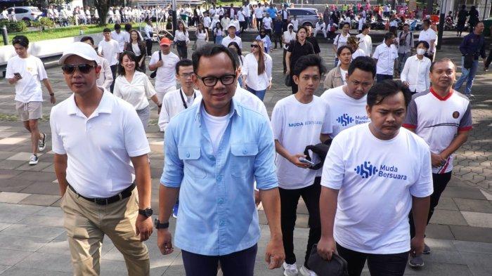Mantan Wali Kota Bogor, Bima Arya Sugiarto berjalan menuju tempat deklarasi dukungan untuk maju pada Pilgub Jabar 2024 dari komunitas anak muda, ibu-ibu dan bapak-bapak, serta komunitas driver ojek online, di Monumen Pahlawan Covid-19, Jalan Surapati, Kota Bandung, Jawa Barat, Sabtu (4/5/2024).
