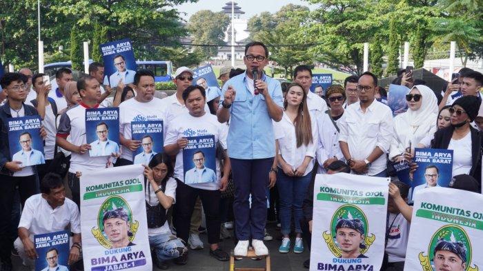 Mantan Wali Kota Bogor, Bima Arya Sugiarto menyampaikan pidato politik setelah deklarasi dukungan dari komunitas anak muda, ibu-ibu dan bapak-bapak, serta komunitas driver ojek online untuk maju pada Pilgub Jabar 2024, di Monumen Pahlawan Covid-19, Jalan Surapati, Kota Bandung, Jawa Barat, Sabtu (4/5/2024).