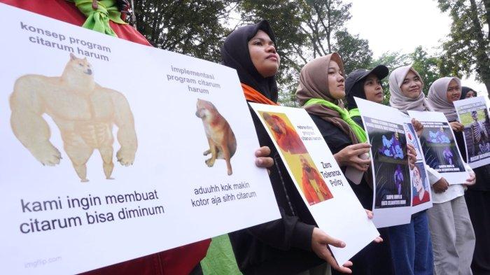 Aktivis lingkungan yang tergabung dalam Walhi Jabar menggelar aksi unjuk rasa Menolak Citarum Harum Jilid 2 di depan Gedung Sate, Jalan Diponegoro, Kota Bandung, Jawa Barat, Rabu (22/5/2024).