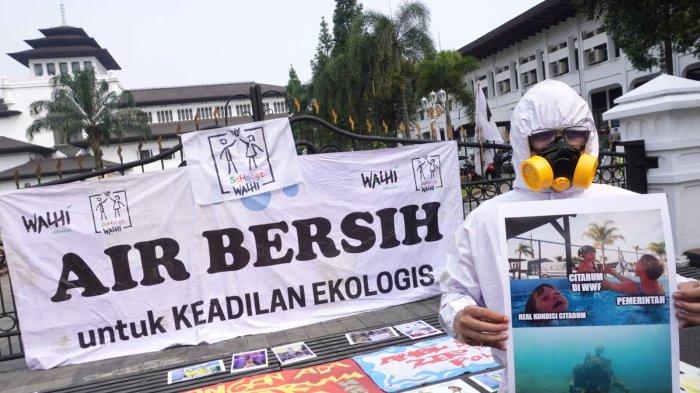 Aktivis lingkungan yang tergabung dalam Walhi Jabar menggelar aksi unjuk rasa Menolak Citarum Harum Jilid 2 di depan Gedung Sate, Jalan Diponegoro, Kota Bandung, Jawa Barat, Rabu (22/5/2024).