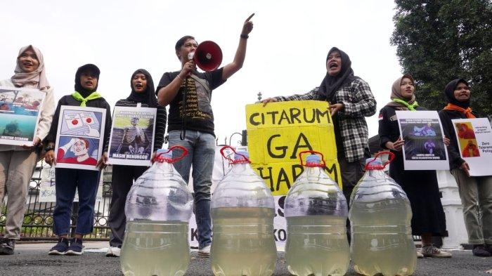 Aktivis lingkungan yang tergabung dalam Walhi Jabar menggelar aksi unjuk rasa Menolak Citarum Harum Jilid 2 di depan Gedung Sate, Jalan Diponegoro, Kota Bandung, Jawa Barat, Rabu (22/5/2024).
