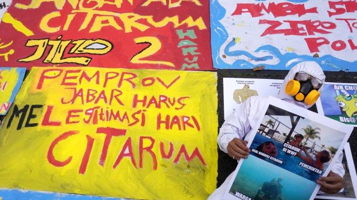 Aktivis lingkungan yang tergabung dalam Walhi Jabar menggelar aksi unjuk rasa Menolak Citarum Harum Jilid 2 di depan Gedung Sate, Jalan Diponegoro, Kota Bandung, Jawa Barat, Rabu (22/5/2024).