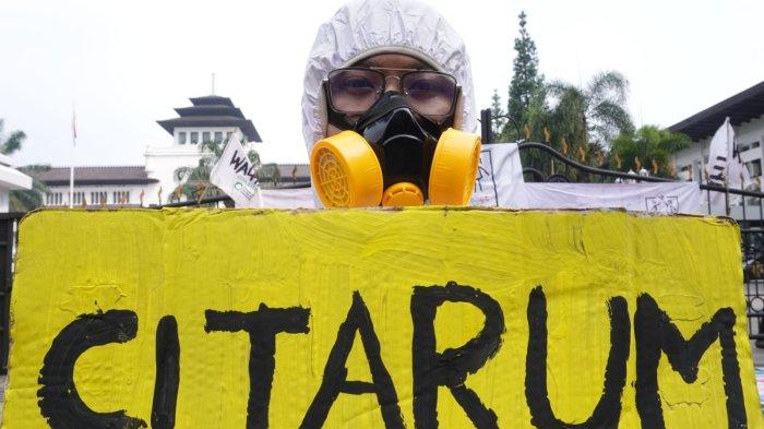 Aktivis lingkungan yang tergabung dalam Walhi Jabar menggelar aksi unjuk rasa Menolak Citarum Harum Jilid 2 di depan Gedung Sate, Jalan Diponegoro, Kota Bandung, Jawa Barat, Rabu (22/5/2024).
