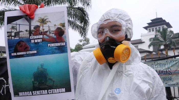 Aktivis lingkungan yang tergabung dalam Walhi Jabar menggelar aksi unjuk rasa Menolak Citarum Harum Jilid 2 di depan Gedung Sate, Jalan Diponegoro, Kota Bandung, Jawa Barat, Rabu (22/5/2024).