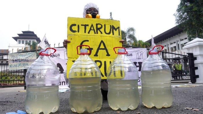 Aktivis lingkungan yang tergabung dalam Walhi Jabar menggelar aksi unjuk rasa Menolak Citarum Harum Jilid 2 di depan Gedung Sate, Jalan Diponegoro, Kota Bandung, Jawa Barat, Rabu (22/5/2024).