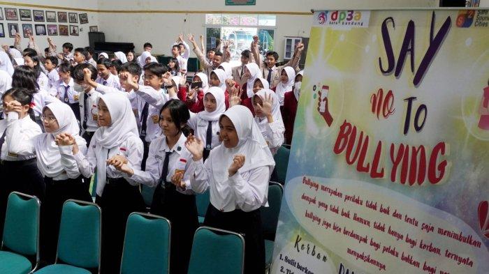 Sejumlah pelajar SMP menghadiri acara Sosialisasi Pencegahan Kekerasan Terhadap Anak di Lingkungan Satuan Pendidikan, di aula SMP Negeri 2, Jalan Sumatera, Kota Bandung, Jawa Barat, (6/5/2024).