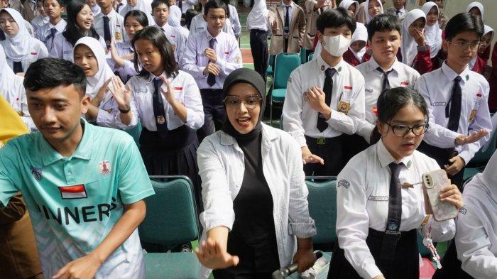 Sejumlah pelajar SMP menghadiri acara Sosialisasi Pencegahan Kekerasan Terhadap Anak di Lingkungan Satuan Pendidikan, di aula SMP Negeri 2, Jalan Sumatera, Kota Bandung, Jawa Barat, (6/5/2024).
