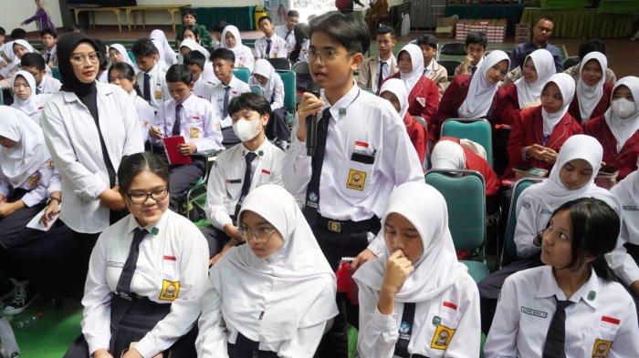 Sejumlah pelajar SMP mengikuti acara Sosialisasi Pencegahan Kekerasan Terhadap Anak di Lingkungan Satuan Pendidikan, di aula SMP Negeri 2, Jalan Sumatera, Kota Bandung, Jawa Barat, (6/5/2024).