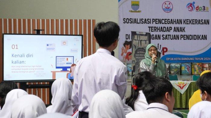 Ketua Prodi Psikologi UPI Bandung, Tina Hayati Dahlan memberikan materi bertema 
