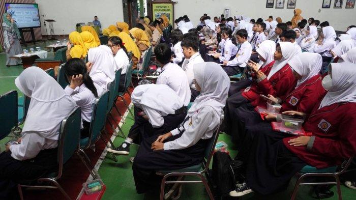 Ketua Prodi Psikologi UPI Bandung, Tina Hayati Dahlan memberikan materi bertema 