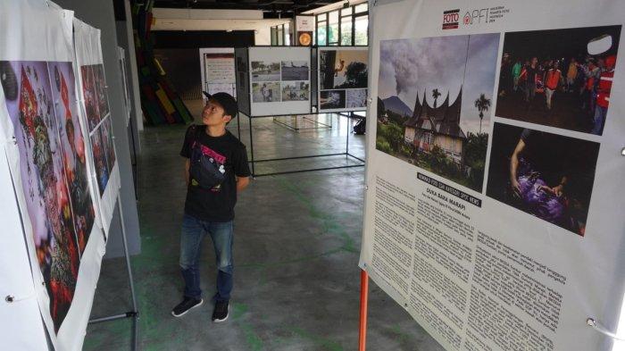 Pengunjung mengamati karya foto yang dipajang pada pameran Anugerah Pewarta Foto Indonesia (APFI) 2024 di Bandung Creative Hub, Jalan Laswi, Kota Bandung, Jawa Barat, Selasa (7/5/2024).