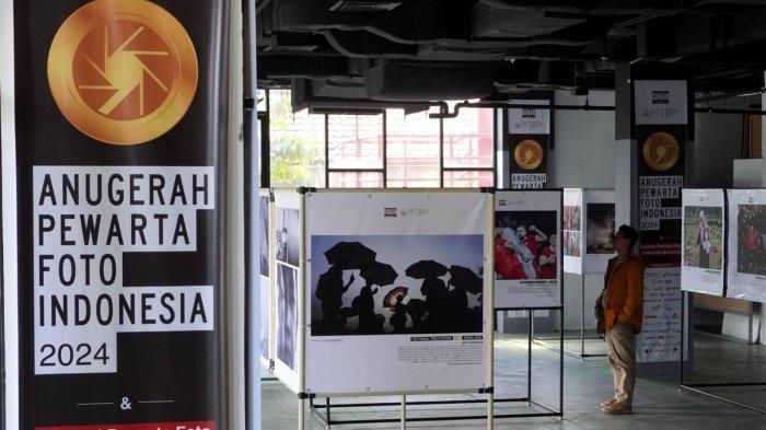 Pengunjung mengamati karya foto yang dipajang pada pameran Anugerah Pewarta Foto Indonesia (APFI) 2024 di Bandung Creative Hub, Jalan Laswi, Kota Bandung, Jawa Barat, Selasa (7/5/2024).