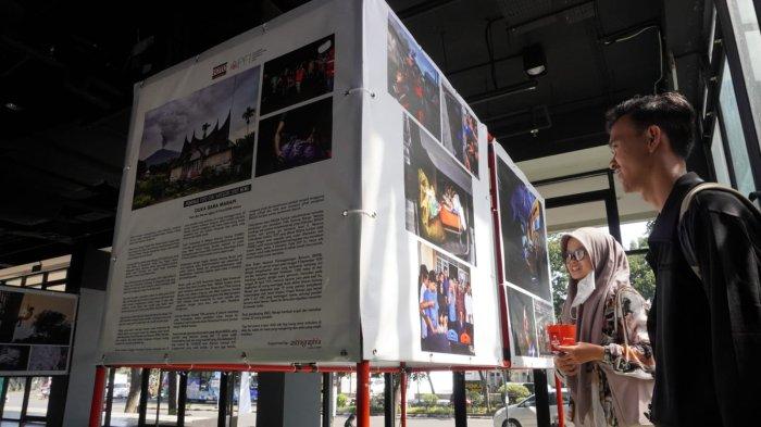 Pengunjung mengamati karya foto yang dipajang pada pameran Anugerah Pewarta Foto Indonesia (APFI) 2024 di Bandung Creative Hub, Jalan Laswi, Kota Bandung, Jawa Barat, Selasa (7/5/2024).