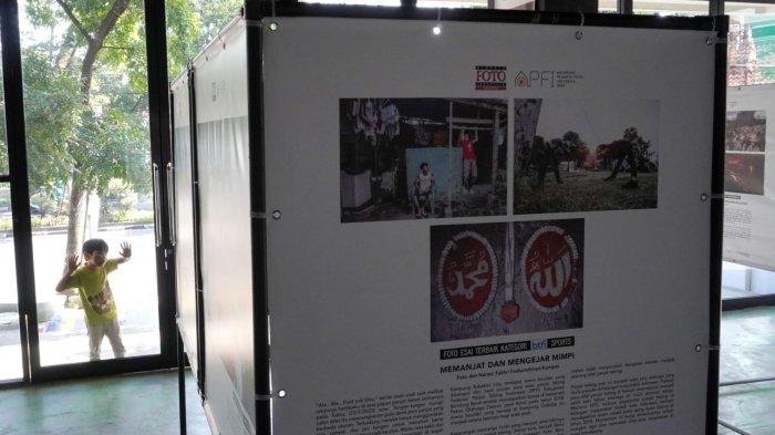 Pengunjung mengamati karya foto yang dipajang pada pameran Anugerah Pewarta Foto Indonesia (APFI) 2024 di Bandung Creative Hub, Jalan Laswi, Kota Bandung, Jawa Barat, Selasa (7/5/2024).