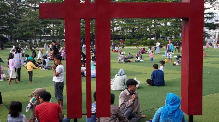 Pengunjung bersantai di lapangan rumput sintetis Taman Alun-Alun Kota Bandung, Jawa Barat, Kamis (9/5/2024).