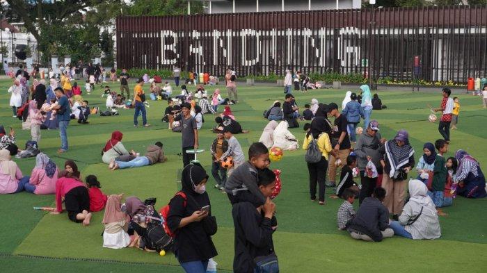 Suasana pengunjung tampak ramai dengan aktivitasnya di lapangan rumput sintetis Taman Alun-Alun Kota Bandung, Jawa Barat, Kamis (9/5/2024).