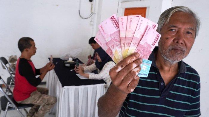 Keluarga Penerima Manfaat (KPM) menerima bantuan sosial (bansos) dari Bantuan Pangan Non Tunai (BPNT) dan Program Keluarga Harapan (PKH) di Kantor Pos Besar, Jalan Asia Afrika, Kota Bandung, Jawa Barat, Jumat (10/5/2024).