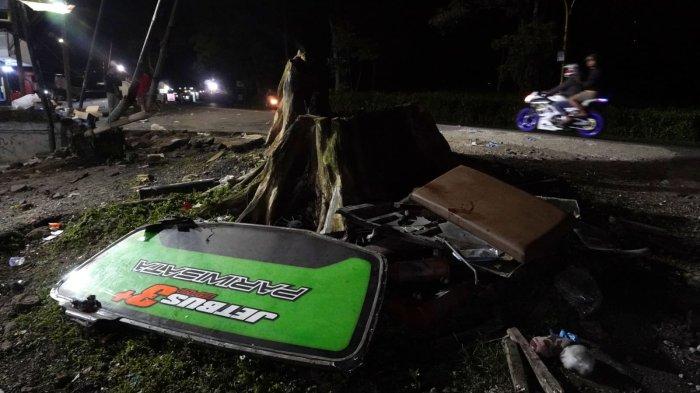 Sisa pecahan bagian-bagian bus berserakan pasca kecelakaan maut bus Putera Fajar nopol AD 7524 OG yang membawa rombongan pelajar SMK Lingga Kencana Depok, di Jalan Raya Ciater, Kampung/Desa Palasari, Kecamatan Ciater, Kabupaten Subang, Jawa Barat, Sabtu (11/5/2024) malam.