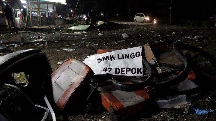 Sejumlah jok dan bagian-bagian bus lainnya dikumpulkan pasca kecelakaan maut bus Putera Fajar nopol AD 7524 OG yang membawa rombongan pelajar SMK Lingga Kencana Depok, di Jalan Raya Ciater, Kampung/Desa Palasari, Kecamatan Ciater, Kabupaten Subang, Jawa Barat, Sabtu (11/5/2024) malam.