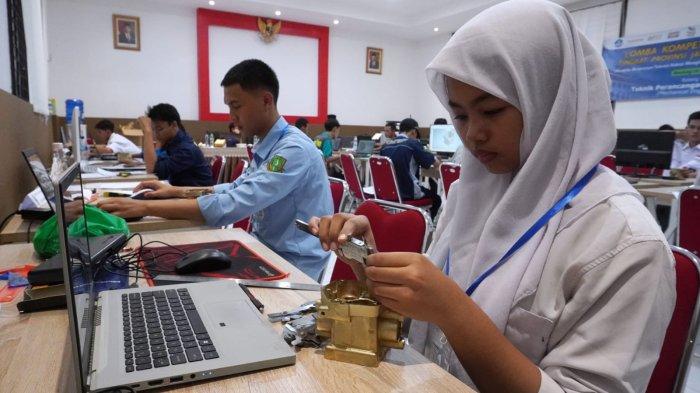 Sejumlah peserta mengikuti bidang lomba Mechanical Engineering (CAD) pada Lomba Kompetensi Siswa (LKS) SMK Tingkat Provinsi Jawa Barat Tahun 2024 di SMKN 2, Jalan Ciliwung, Kota Bandung, Selasa (14/5/2024).