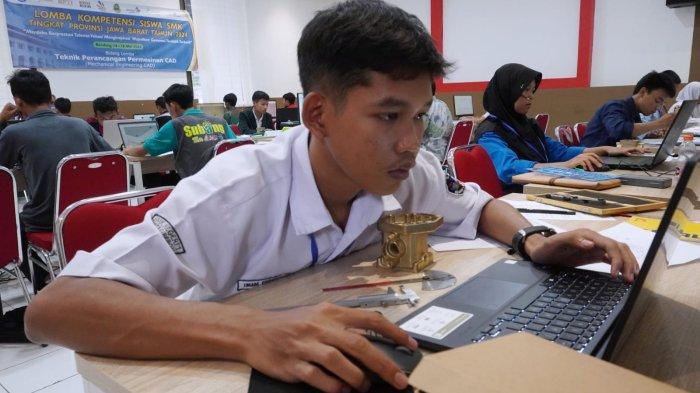 Sejumlah peserta mengikuti bidang lomba Mechanical Engineering (CAD) pada Lomba Kompetensi Siswa (LKS) SMK Tingkat Provinsi Jawa Barat Tahun 2024 di SMKN 2, Jalan Ciliwung, Kota Bandung, Selasa (14/5/2024).
