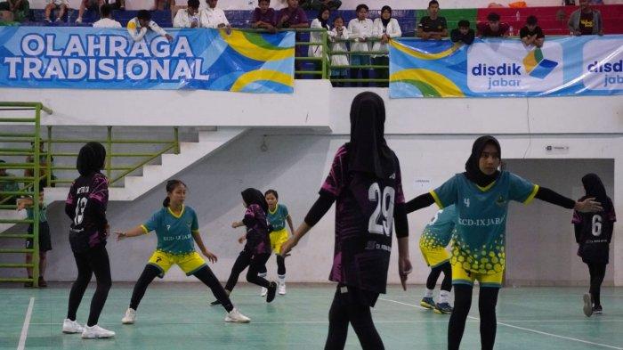 Siswa Sekolah Menengah Atas mengikuti pertandingan hadangan dalam Kejuaraan Piala Gubernur Olahraga Tradisional Tingkat Jawa Barat Tahun 2024 di GOR Laga Tangkas SPOrT Jabar Arcamanik, Kota Bandung, Jawa Barat, Rabu (15/5/2024).