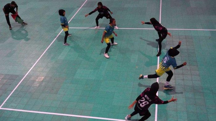 Siswa Sekolah Menengah Atas mengikuti pertandingan hadangan dalam Kejuaraan Piala Gubernur Olahraga Tradisional Tingkat Jawa Barat Tahun 2024 di GOR Laga Tangkas SPOrT Jabar Arcamanik, Kota Bandung, Jawa Barat, Rabu (15/5/2024).