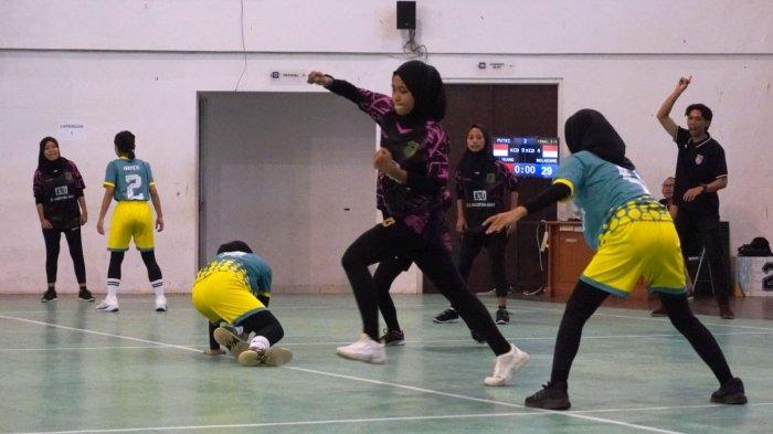 Siswa Sekolah Menengah Atas mengikuti pertandingan hadangan dalam Kejuaraan Piala Gubernur Olahraga Tradisional Tingkat Jawa Barat Tahun 2024 di GOR Laga Tangkas SPOrT Jabar Arcamanik, Kota Bandung, Jawa Barat, Rabu (15/5/2024).